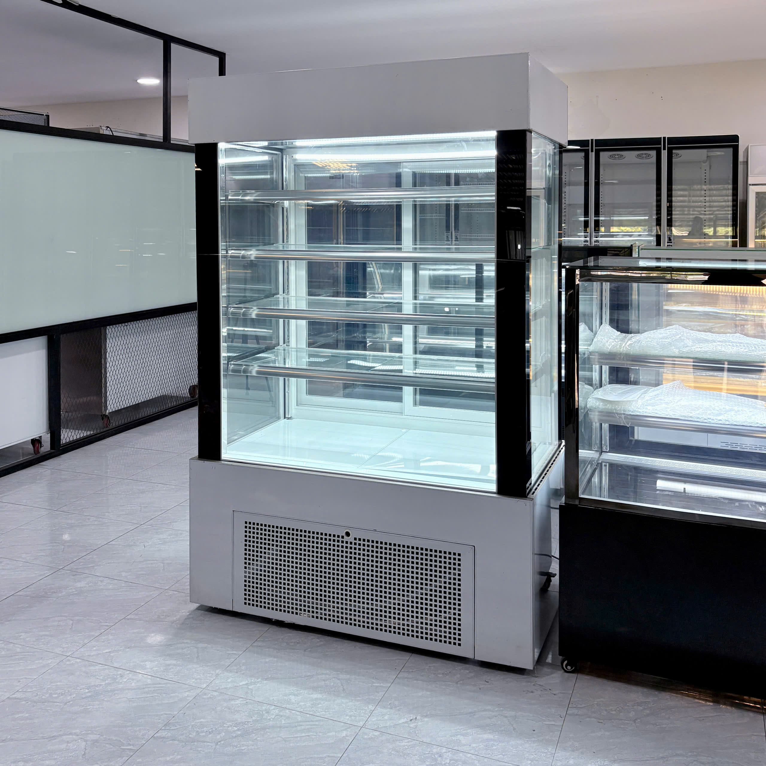 Tủ Bánh Kem 5 Tầng 1M8 DG-1800Z Kính Vuông - Tủ Bánh Kem Wincoold chính hãng